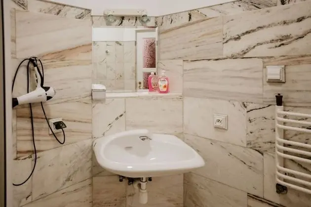 Üç Kişilik Oda, Ortak Banyo (1, no lift)