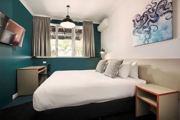 Tek Büyük Yataklı Oda, Ortak Banyo (Queen Bed)