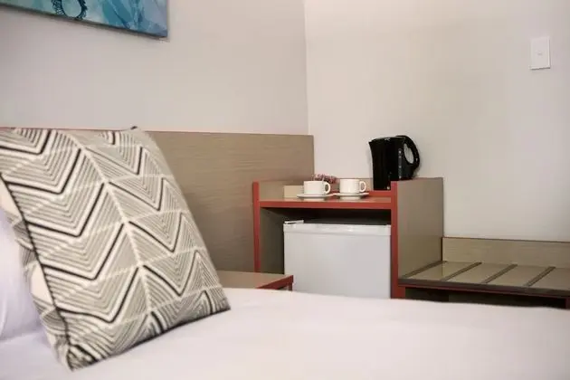 Tek Büyük Yataklı Oda, Ortak Banyo (Queen Bed)