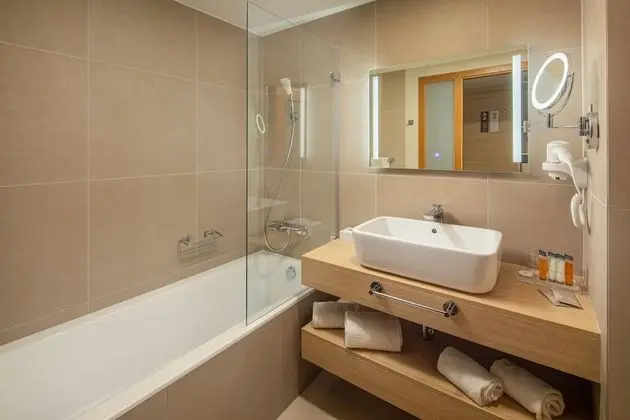 Superior Tek Büyük Yataklı Oda, Balkon, Golf Manzaralı