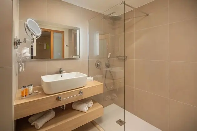 Superior Tek Büyük Yataklı Oda, Balkon, Golf Manzaralı