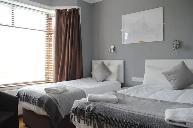 Üç Kişilik Oda, Banyolu/Duşlu, Bahçe Manzaralı (KING AND SINGLE)