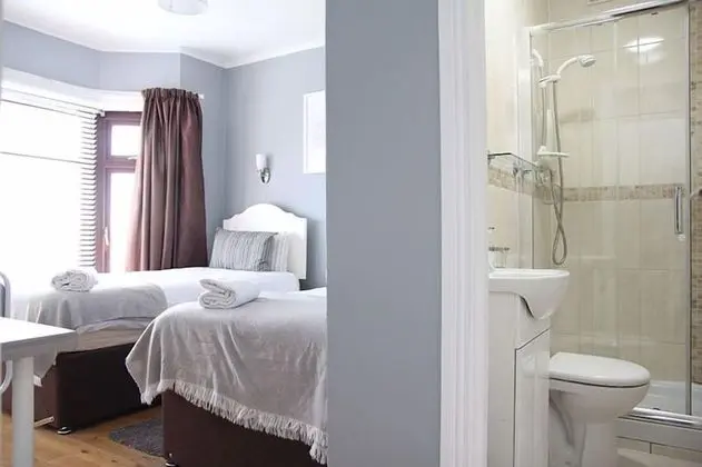 Üç Kişilik Oda, Banyolu/Duşlu, Bahçe Manzaralı (KING AND SINGLE)