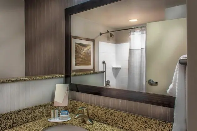 Oda, 2 Büyük (Queen) Boy Yatak