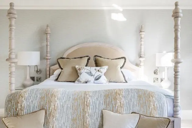 Manor Four Poster