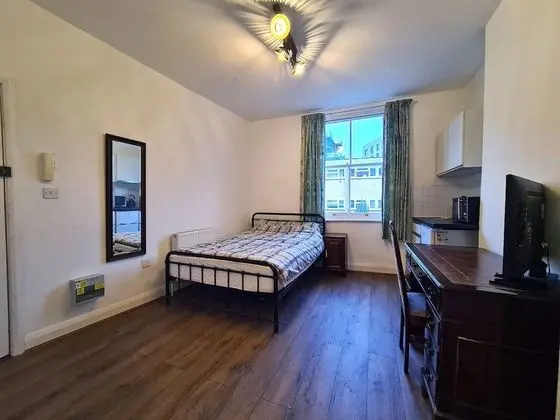 Traditional Tek Büyük Yataklı Oda