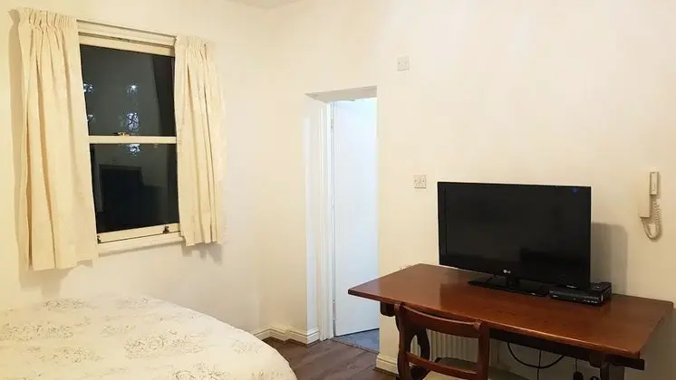 Traditional Tek Büyük Yataklı Oda