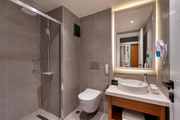 https://images.etstur.com/imgproxy/resize/2560x1440/files/images/hotelImages/etsrooms/112/Greenwood_Suites_Resort_20260317151457_0.jpg