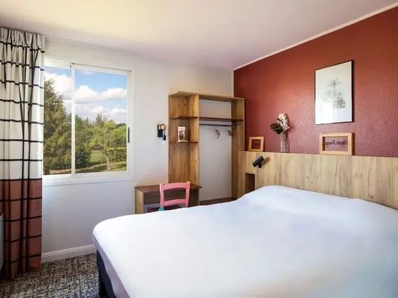 Pop Room with a double bed