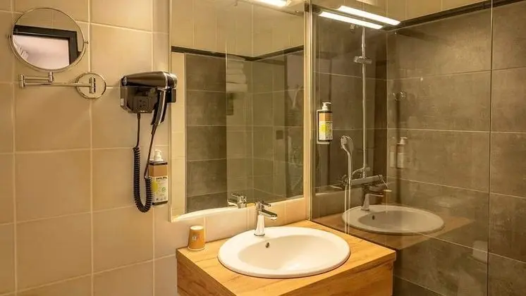 Pop Room with a double bed