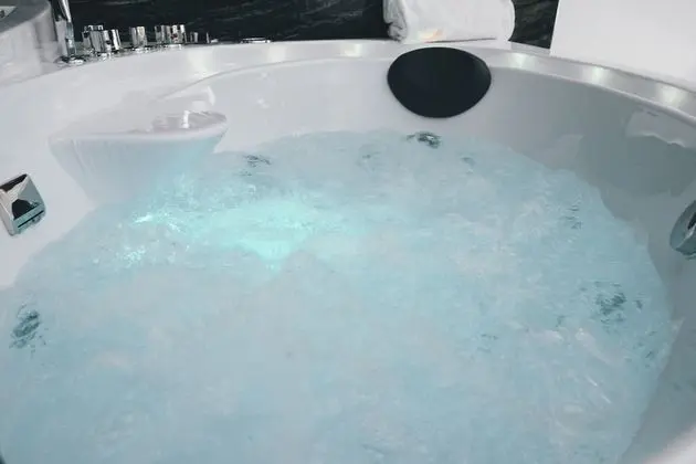 Honeymoon Süit, Jakuzi (Jacuzzi)