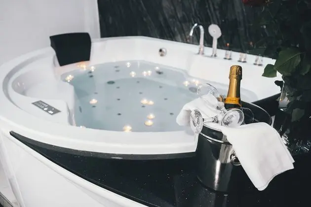 Honeymoon Süit, Jakuzi