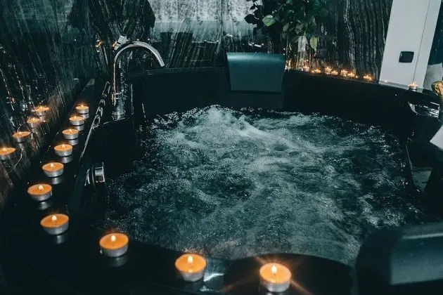 Honeymoon Süit, Jakuzi