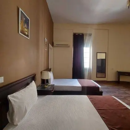 Tek Büyük Yataklı Oda, Ortak Banyo