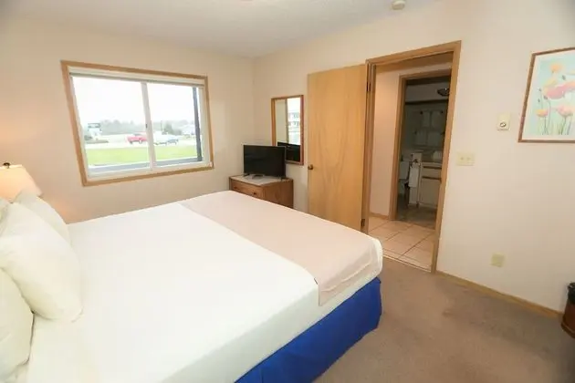 Signature Oda, 1 En Büyük (King) Boy Yatak ve Çekyat, Mutfak (1 Bedroom Unit- Room 203-No Pets)