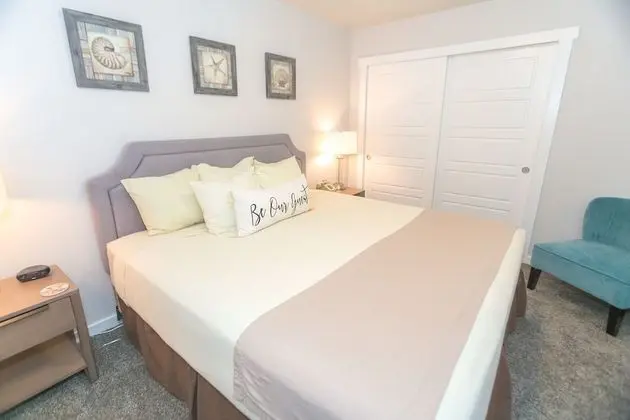 Signature Oda, 1 En Büyük (King) Boy Yatak ve Çekyat, Mutfak (1 Bedroom Unit- Room 203-No Pets)