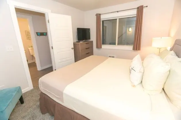 Signature Oda, 1 En Büyük (King) Boy Yatak ve Çekyat, Mutfak (1 Bedroom Unit- Room 203-No Pets)