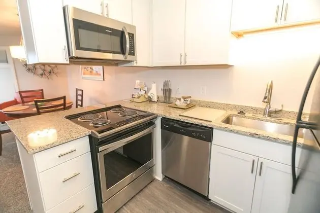 Signature Oda, 1 En Büyük (King) Boy Yatak ve Çekyat, Mutfak (1 Bedroom Unit- Room 203-No Pets)