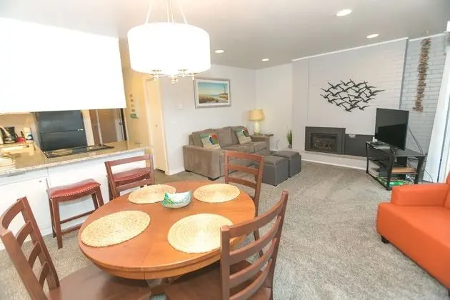 Signature Oda, 1 En Büyük (King) Boy Yatak ve Çekyat, Mutfak (1 Bedroom Unit- Room 203-No Pets)