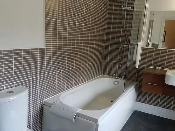 Tek Büyük Yataklı Oda, 1 En Büyük (King) Boy Yatak, Banyolu/Duşlu (Bath and Shower)