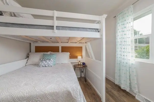 Ev (Greystone Home - Excellent location! )