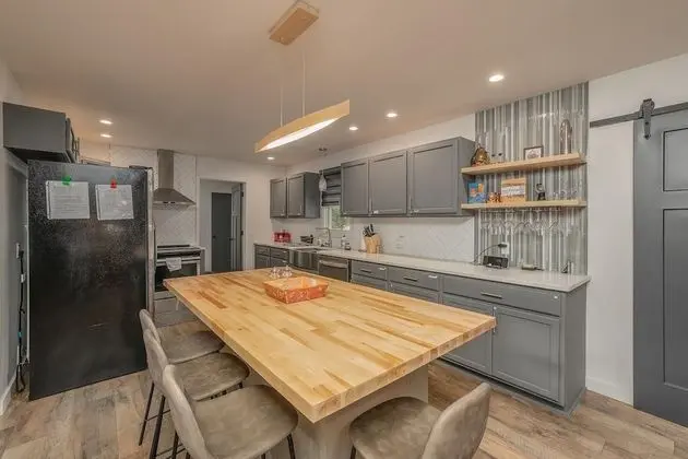 Ev (Greystone Home - Excellent location! )
