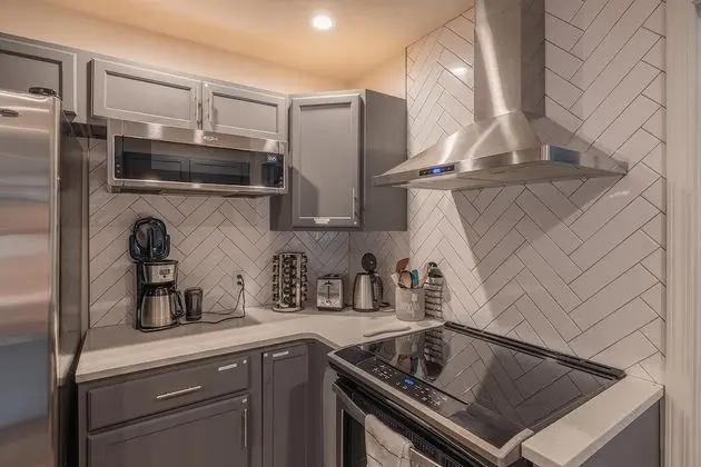 Ev (Greystone Home - Excellent location! )