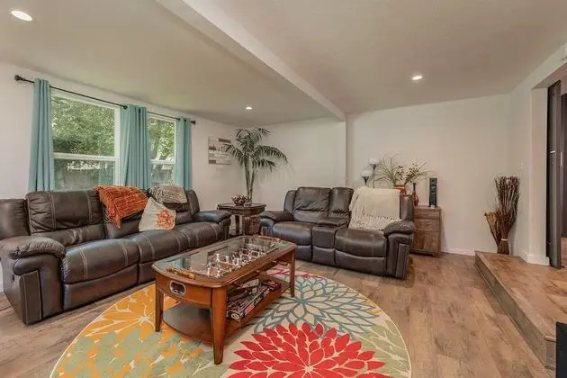 Ev (Greystone Home - Excellent location! )