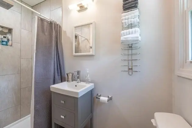 Ev (Greystone Home - Excellent location! )