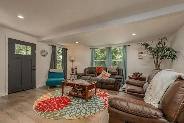 Ev (Greystone Home - Excellent location! )