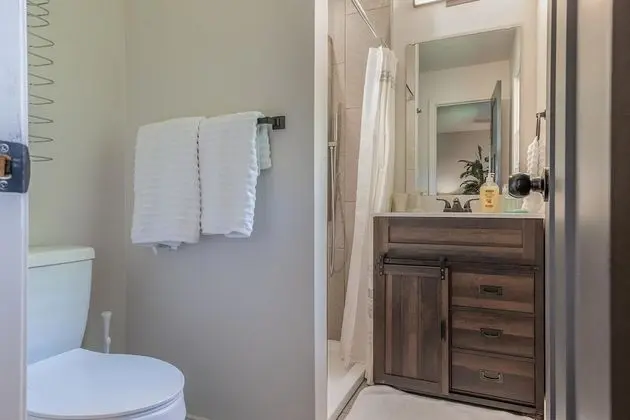Ev (Greystone Home - Excellent location! )