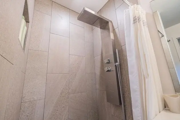 Ev (Greystone Home - Excellent location! )