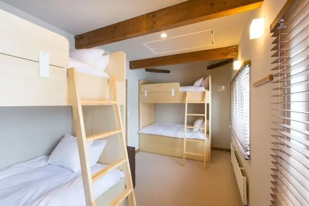 Ev, Birden Çok Yatak Odası (3 Double, 6 Single, 6 bunk beds)