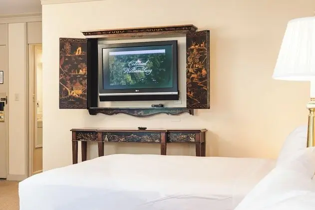 Deluxe Room, 2 Queen Beds with Sofa bed, Non Smoking (Pond View)