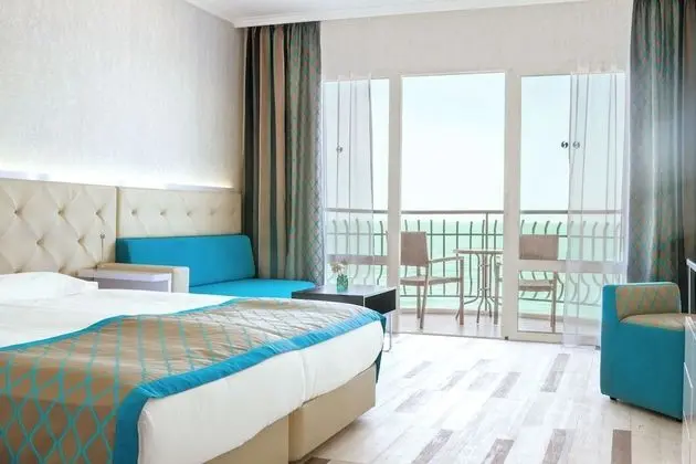 Tek Büyük Yataklı Oda, Balkon, Kısmi Deniz Manzaralı