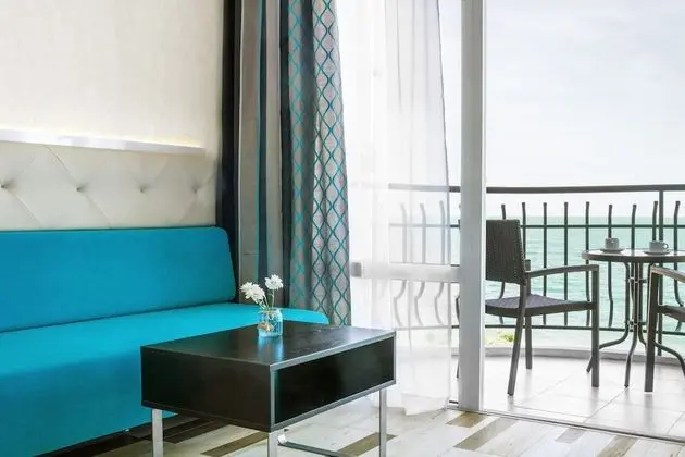 Tek Büyük Yataklı Oda, Balkon, Kısmi Deniz Manzaralı