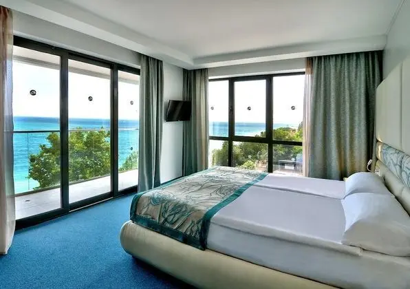Junior Suite, Side Sea View (Free Beach Access, Safe, Minibar)