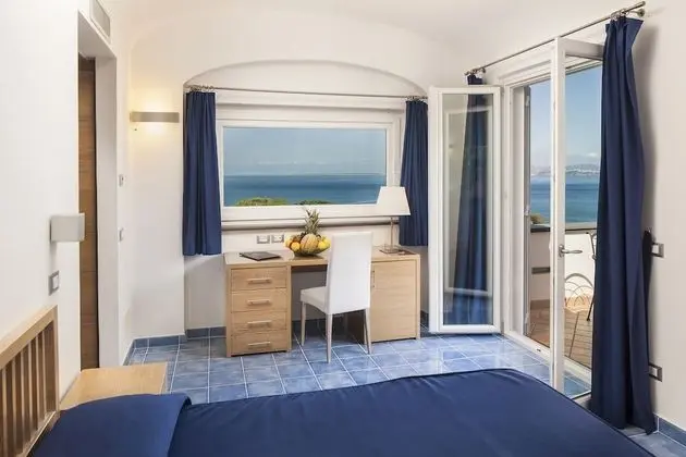 Luxury Tek Büyük veya İki Ayrı Yataklı Oda, Kısmi Deniz Manzaralı