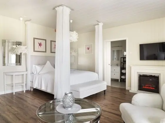 Junior Suite with Hot Tub Access