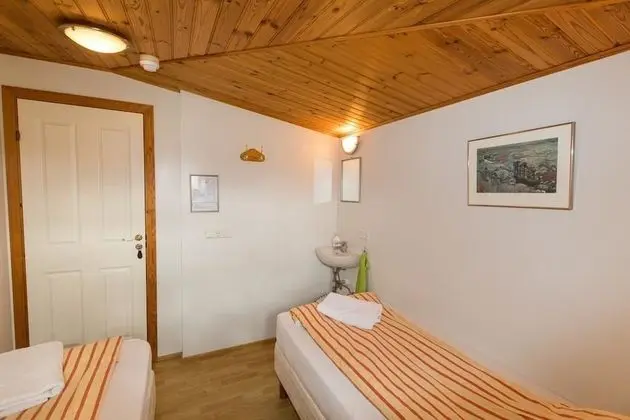 İki Ayrı Yataklı Oda, Ortak Banyo