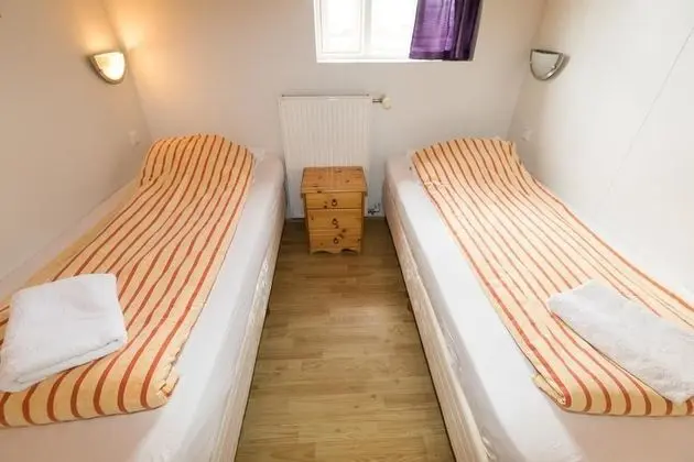 İki Ayrı Yataklı Oda, Ortak Banyo