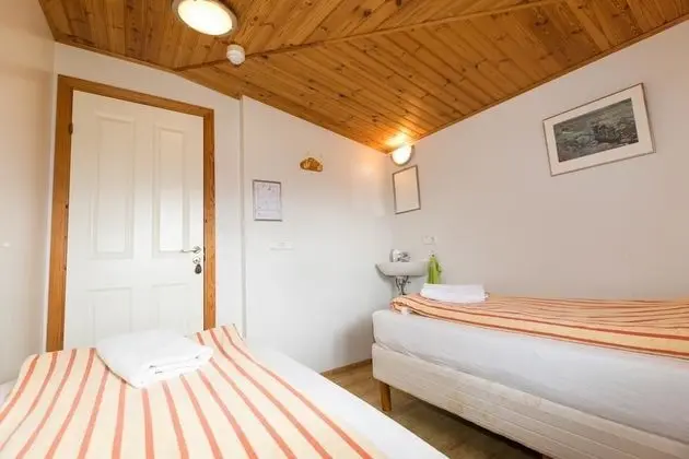 İki Ayrı Yataklı Oda, Ortak Banyo