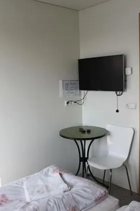 İki Ayrı Yataklı Oda, Ortak Banyo