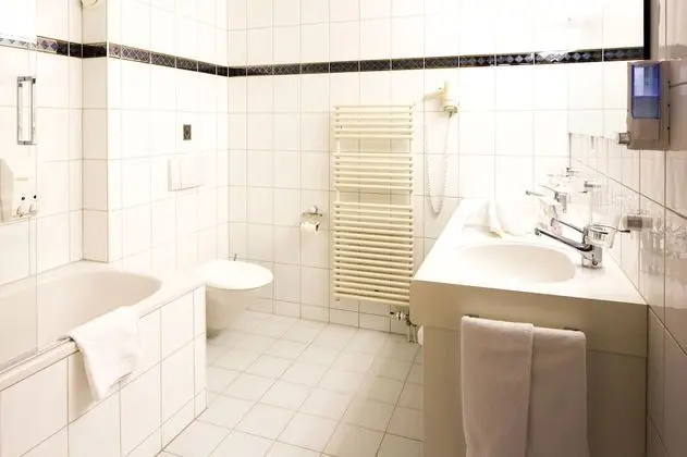 Üç Kişilik Oda, Sigara İçilmez