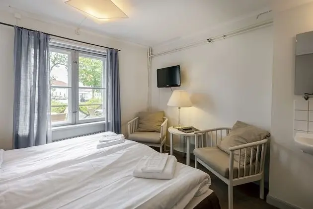 Tek Büyük veya İki Ayrı Yataklı Oda, Ortak Banyo