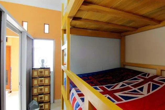 Ortak Ranzalı Oda, Sadece erkekler için, Ortak Banyo