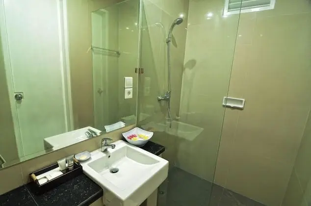 Deluxe Tek Büyük Yataklı Oda, Havuz Manzaralı