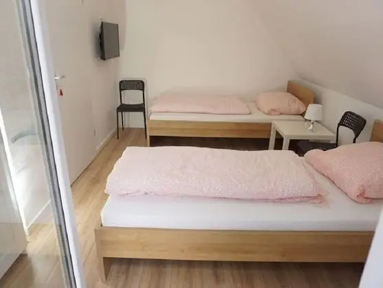 Tek Büyük veya İki Ayrı Yataklı Oda, Ortak Banyo