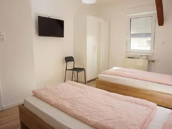 Tek Büyük veya İki Ayrı Yataklı Oda, Ortak Banyo