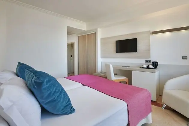 Premium Büyük Yataklı Tek Kişilik Oda, Balkon, Kısmi Deniz Manzaralı